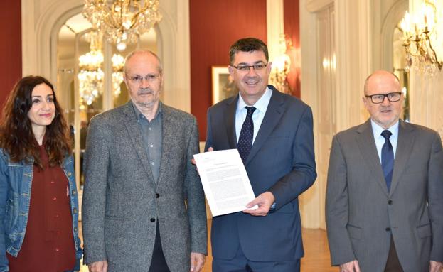 García Macho junto a Enric Morera, en Les Corts. 