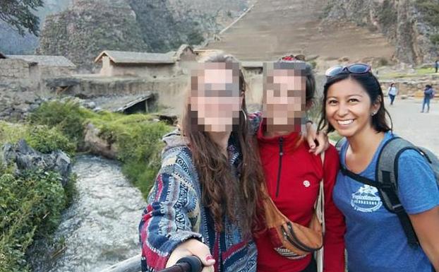 Nathaly Salazar (dcha), junto a dos amigas, en una imagen reciente.