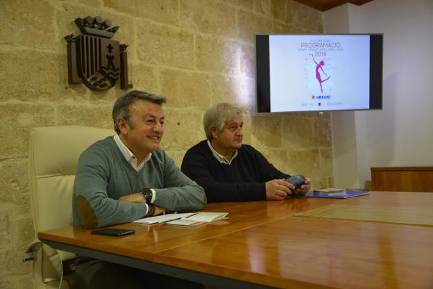 Los ediles José Chulvi y Quico Moragues durante la presentación de la programación cultural. 
