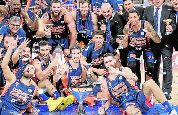 El Valencia Basket celebra el título de la Supercopa en Las Palmas. 