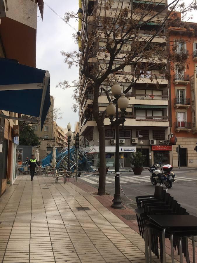 Un andamio de grandes dimensiones se desploma en el centro de Alicante