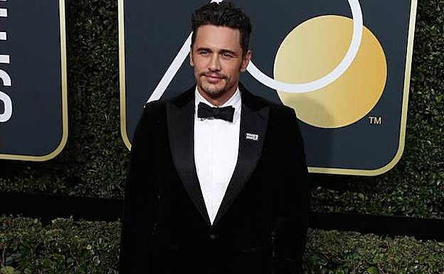 El actor estadounidense James Franco posa a su llegada a la 75 edición de los Globos de Oro.