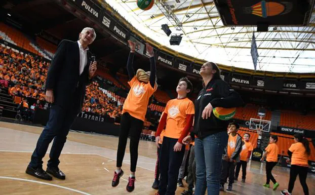 Romay, junto a varios niños, en la Fonteta.