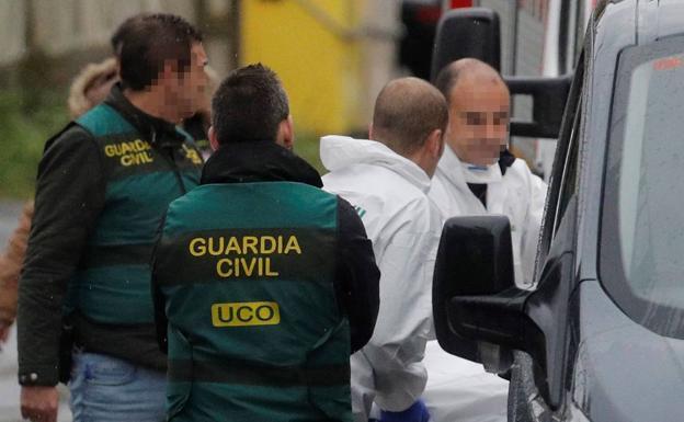 Agentes de la UCO en la fábrica abandonada donde apareció el cuerpo de Diana.