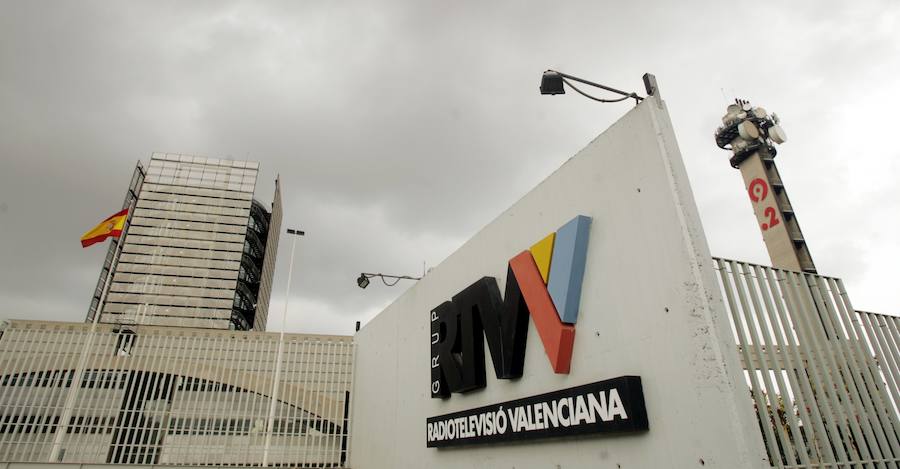Recuerdos: El primer rincón que la presentadora, actriz, productora y cantante María Abradelo incluye en su lista, "por múltiples cosas", es Canal 9. "Durante mis años al frente de la TVV vivía más en mi camerino que en mi casa. Me he llegado a pasar allí, estando al frente de tres programas diarios que grababa, más de 16 horas al día. Son recuerdos que jamás olvidaré".
