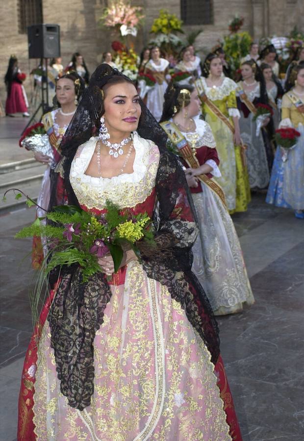 Plaza de la Virgen y Ofrenda: Abradelo confiesa haber vivido los momentos "más emocionantes" de su vida en la plaza de la Virgen. Habla de la Ofrenda: "Las lágrimas se me derramaban por las mejillas con una emoción inconmensurable", afirma. "Año tras año era la elegida y retransmitía la Ofrenda para TVV y también era la representante de Canal 9 portando la canastilla de flores en representación de todos los valencianos", dice emocionada.