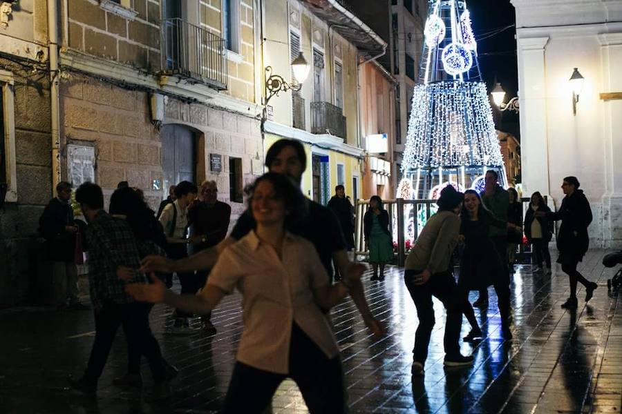 Gente bailando en la plaza de Benimaclet, en Valencia.