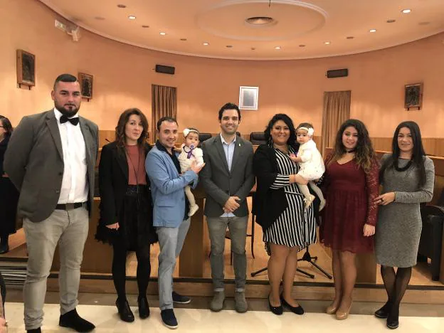 El alcalde, junto a los padres y las niñas de la ceremonia civil celebrada en el hemiciclo de Paterna. 