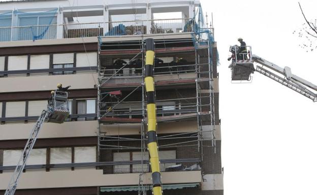 El andamio en el edificio. 