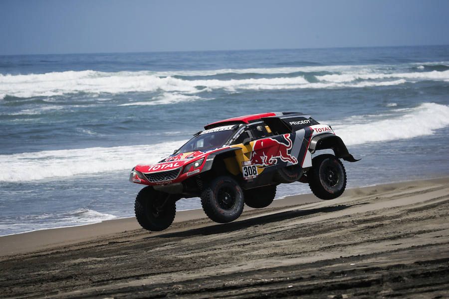 Los pilotos franceses de Peugeot Cyril Despres y David Zaster compiten durante la quinta etapa del Dakar.