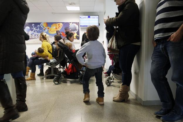 Médicos y enfermeras arremeten contra Sanidad por falta de refuerzos pese a la gripe