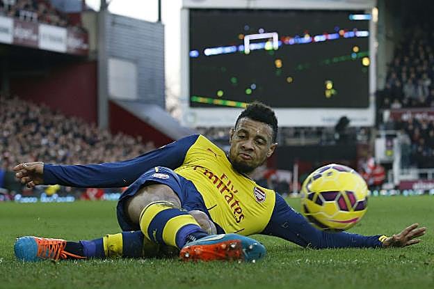 Coquelin golpea un balón desde el suelo en un partido del Arsenal. 