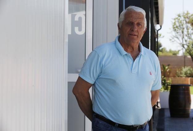 Blas Madrigal posa para el fotógrafo en la ciudad deportiva de Paterna. 