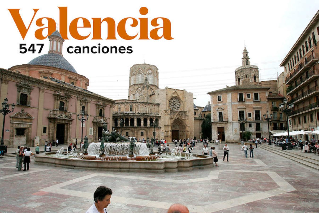 Valencia, la tierra «de las flores, de la luz y del amor», cuenta con 547 canciones con su nombre. El repertorio musical valenciano va mucho más allá de Nino Bravo, Francisco, la ruta del bacalao y Chimo Bayo. Uno de los temas que más reflejan la belleza y el encanto de la ciudad es 'Al sur del corazón' de Julio Bustamante, con estrofas tan expresivas como: «Valencia es más bonita todavía cuando se queda sin tráfico y vacía; se convierte en un sueño de verano mientras paseas por sus calles más antiguas».