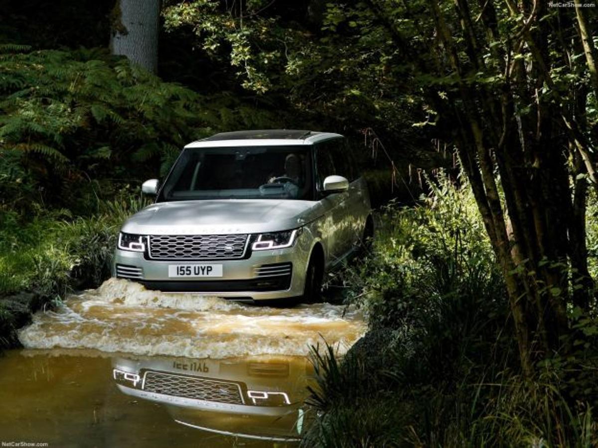 3. Range Rover SV Autobiography | 209.000 euros. El Range fue el primer 4x4 con el que se podía salir del barro al asfalto con cierto confort. La película ha cambiado un poco, y ahora podemos elegir el Range con motor diesel, gasolina y hasta híbrido. El más económico cuesta algo más de 109.000 euros, pero el más caro, el SV Autobiography con más de 500 CV sale por algo más de 200.000 euros. Te estarás preguntando cuánto cuesta el nuevo y espectacular Velar: entre 60.000 y 120.000 euros.