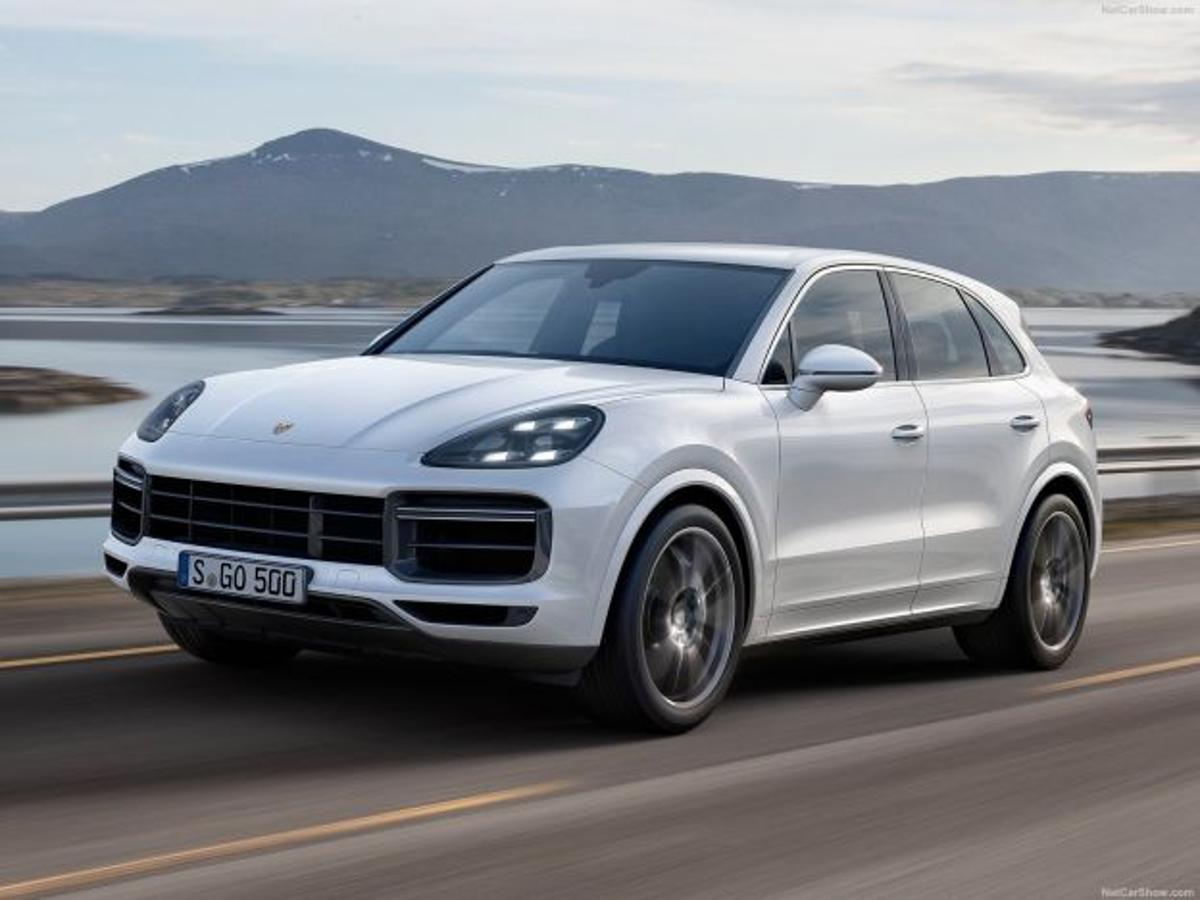 5. Porche Cayenne Turbo | 160.000 euros. Es el responsable de toda esta locura, ya que Porsche lanzó este 4x4 en 2002 y muchos esperaban un ‘tortazo’ monumental en ventas. Tres generaciones después, el Cayenne es, para muchos, el ‘coche total’, y la versión turbo es la más codiciada, con 550 CV y un precio en consonancia. Eso sí, la gama parte de los 87.000 euros y, si queremos un Porsche 4x4, también podemos comprar un Macán desde 63.000 euros.