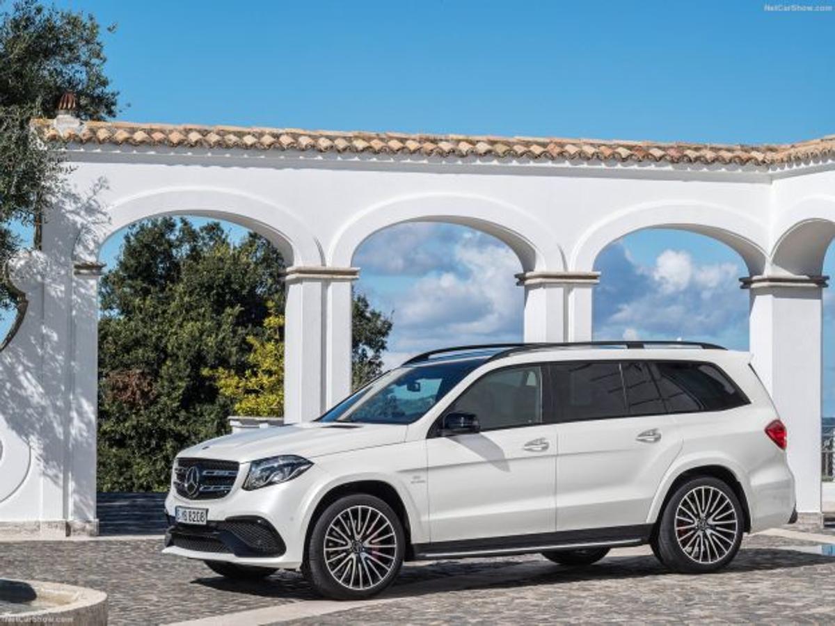 6. Mercedes GLS 63 AMG | 155.590 euros. Este Mercedes tan grande es poco conocido en España, pero es uno de los favoritos de los más pudientes en Estados Unidos, Oriente Medio y, cómo no, también en China. La versión AMG tiene un motor de 585 CV, pero podemos tener un GLS desde 89.000 euros con un ahorrativo diesel de 258 CV. El GLE Coupé, con este mismo motor, sale por unos 150.000 euros.