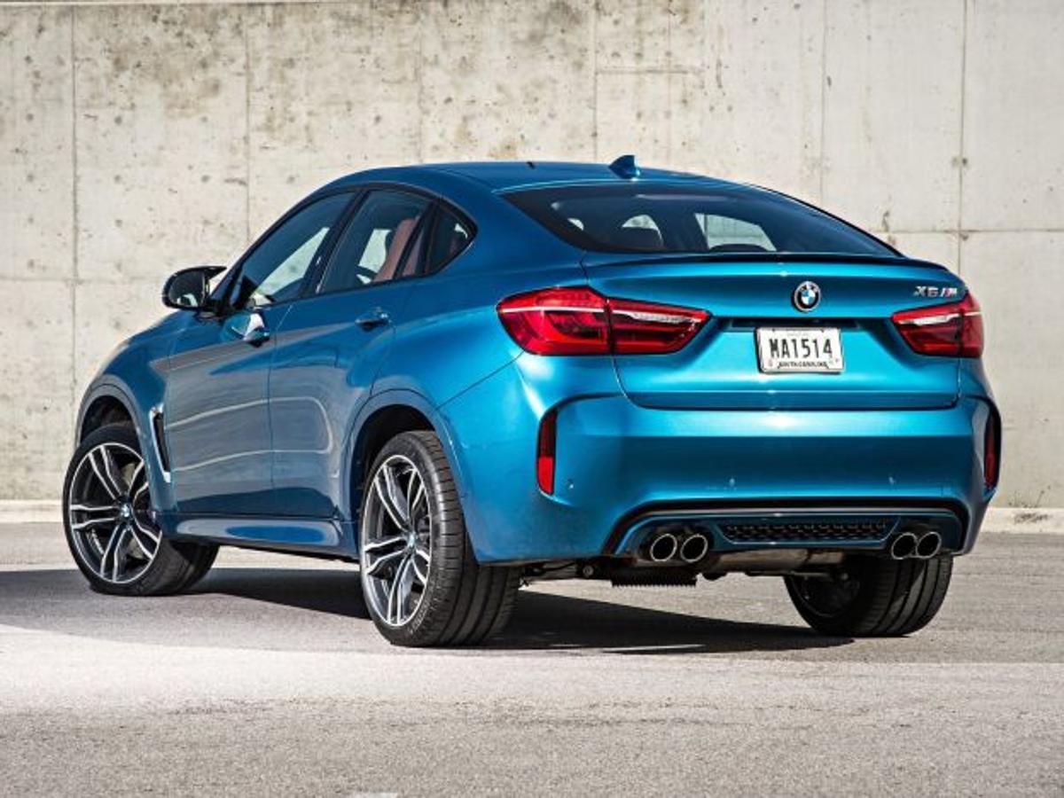 7. BMW X6 M | 143.000 euros. BMW, M y X6 son tres nombres que, por separado, son muy deseables, pero en conjunto son irresistibles, por eso este SUV de 575 CV cuesta nada menos que 143.000 euros, opciones aparte. La gama X6 inicia sus tarifas en los 75.000 euros y, si a alguien le parece que el coche es pequeño, el año que viene –es decir, en 2019- llegará el nuevo X7, todavía más grande, caro y también muy potente.