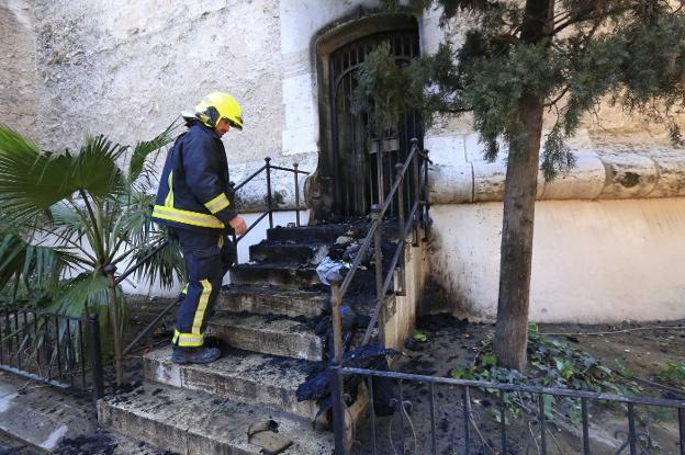 Un bombero observa los restos del siniestro en Quart. 