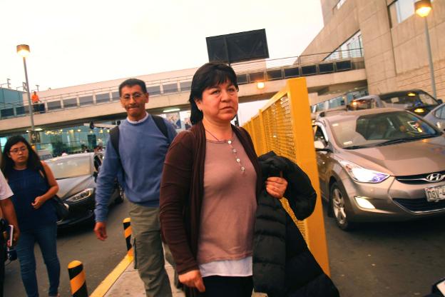 Los padres de Nathaly en el aeropuerto de Lima. 