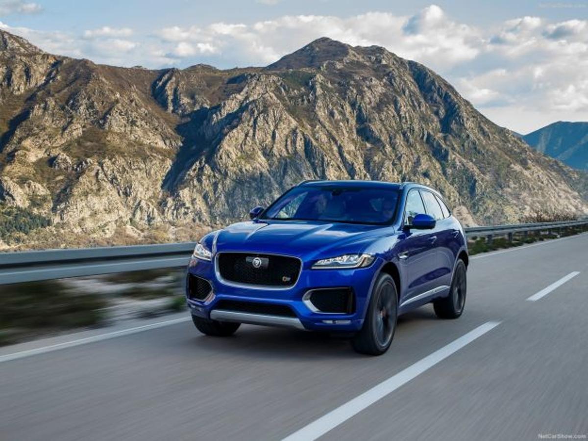 13. Jaguar F-Pace 3.0 V6 380 CV | 93.000 euros. Otra marca de lujo que ha sucumbido al encanto de los 4x4 es Jaguar. El nuevo F-Pace es, como en el caso del Alfa Stelvio, un modelo muy competitivo, con precios desde algo más de 40.000 euros para un coche muy atractivo. Si queremos el más potente, con un V6 de 380 CV, la tarifa supera los 90.000 euros. 