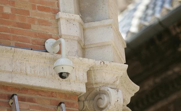 Una cámara de vigilancia, en la plaza del Arzobispo de Valencia.