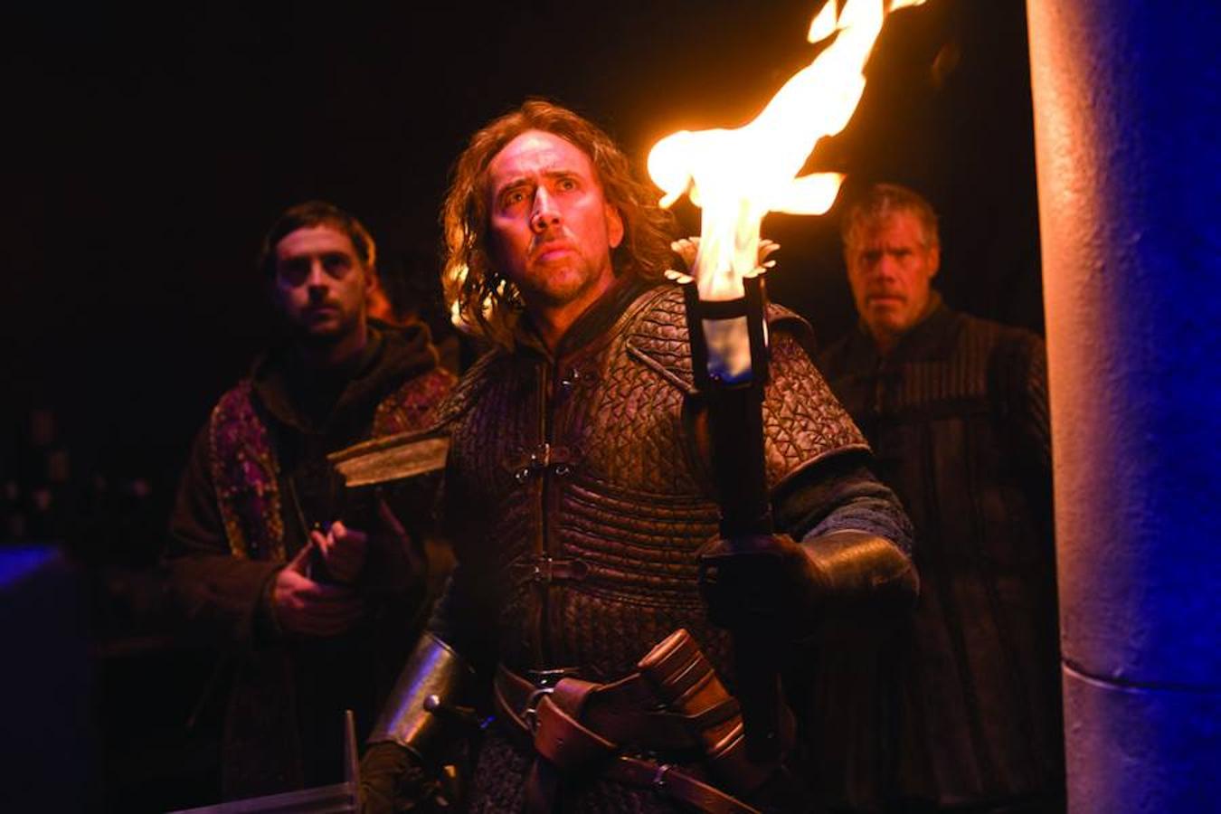En tiempo de brujas (2011). A mediados del siglo XIV, Behman (Nicolas Cage), desertor de las Cruzadas, debe escoltar hasta un monasterio a una joven acusada de brujería. Allí les esperan las fuerzas de la oscuridad.