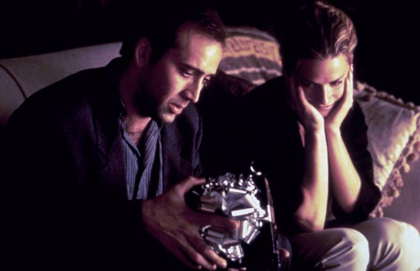 Leaving Las Vegas (1995). Ben Sanderson (Nicolas Cage) cae en una espiral autodestructiva después de que su esposa le abandone y pierda su trabajo. Viaja a Las Vegas con el propósito de beber hasta morir.