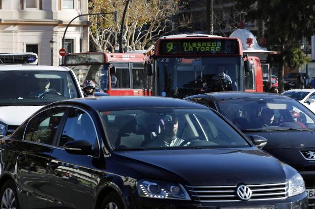 Dos autobuses intentan circular entre un atasco, ayer en Valencia. 