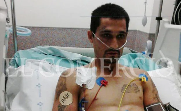 Gonzalo Montoya, ingresado en el hospital, en una imagen tomada y cedida por su familia.