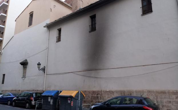 Un incendio calcina la fachada de una iglesia en Valencia