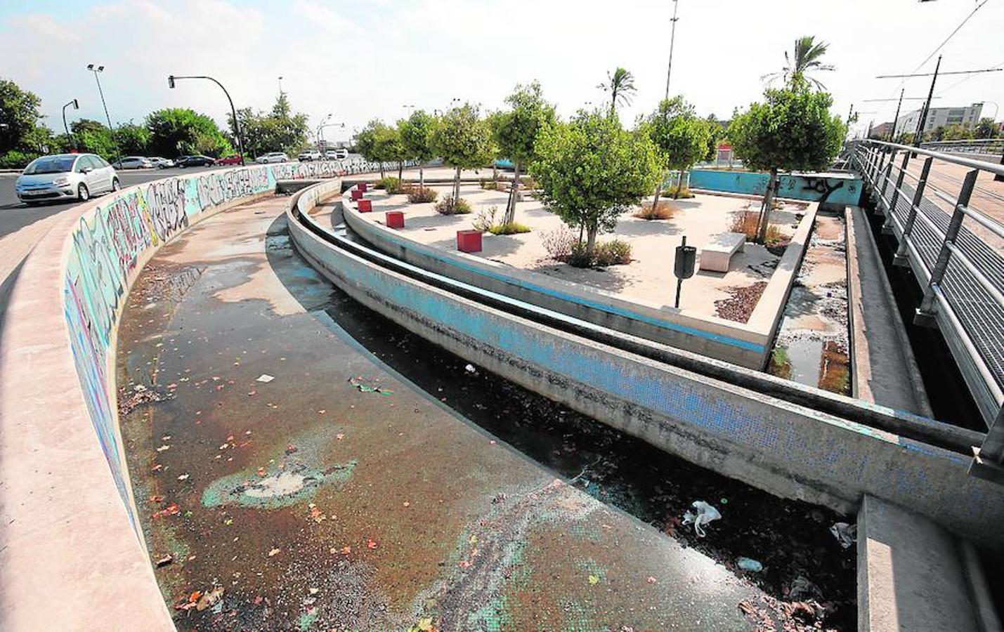 Las fuentes más grandes de Valencia están vacías y sucias, como se observa en la imagen.