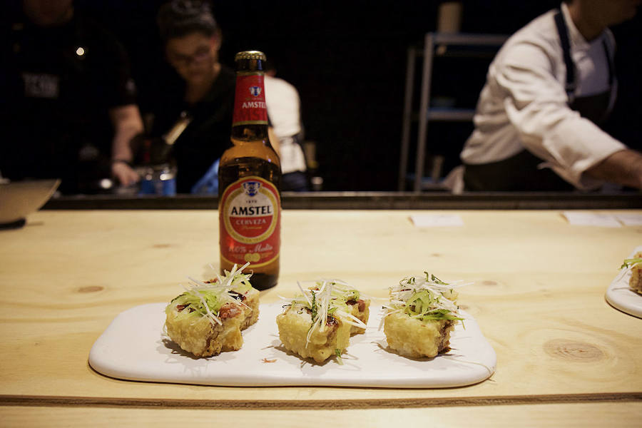 El restaurante, que estará abierto poco más de un mes, se situa en el Mercado de Colón (frente a Habitual, otro de los restaurantes de Camarena). Además, este curioso espacio tiene un aforo para 70 personas y va a abrir todas las noches, además de los viernes, sábados y domingos a mediodía.