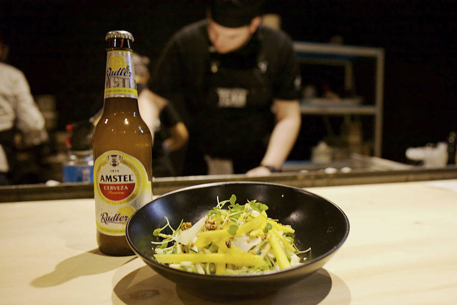 El restaurante, que estará abierto poco más de un mes, se situa en el Mercado de Colón (frente a Habitual, otro de los restaurantes de Camarena). Además, este curioso espacio tiene un aforo para 70 personas y va a abrir todas las noches, además de los viernes, sábados y domingos a mediodía.