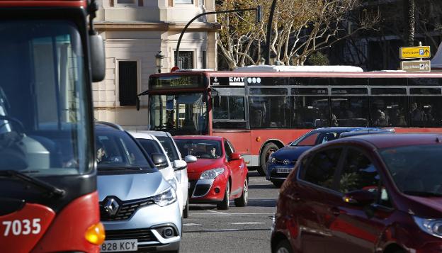 Varios autobuses circulan por Valencia, en una imagen reciente. 