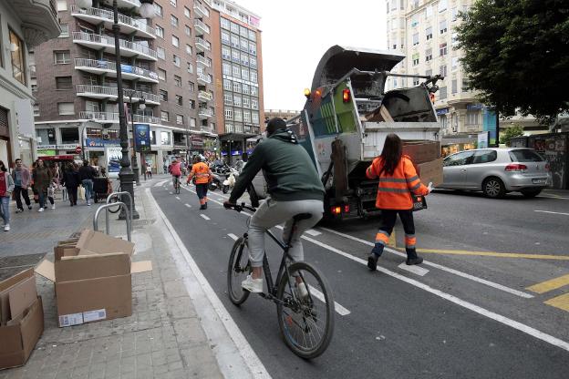 Un ciclista recorre el anillo en la calle Colón. 