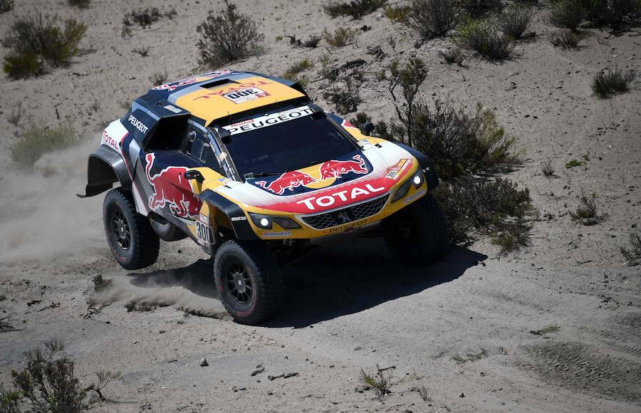 El piloto francés Stephane Peterhansel, de Peugeot, durante la décima etapa del Dakar. 