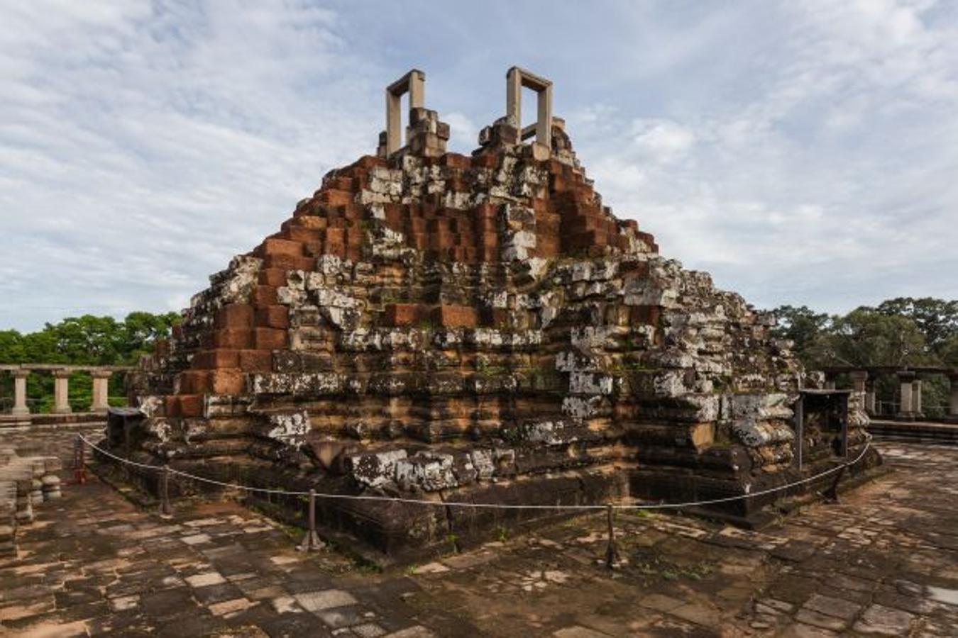 Todos los santuarios de Angkor fueron hinduistas, hasta que en el siglo XIII y en pleno apogeo del Imperio Jemer, el budismo se convierte en la religión dominante y las estatuas de Buda poblaron masivamente los templos, conviviendo en concordia con los dioses hindúes.