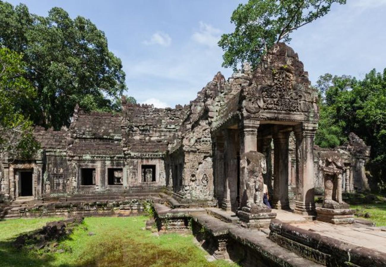 El Bayon o Ta Prohm son otros de estos templos que configuran el tesoro arquitectónico de Camboya y que guardan parte de su fascinante historia.