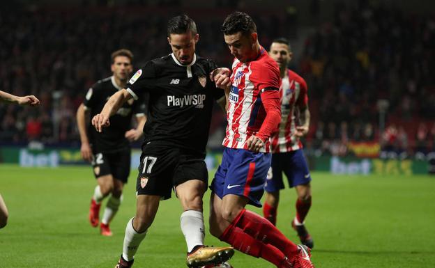 Lucas Hernández pugna con Sarabia.