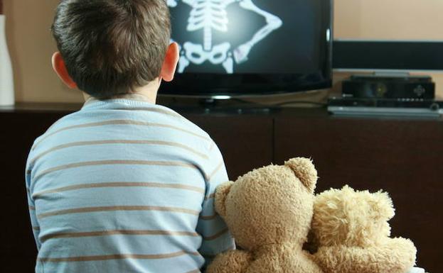 Un niño ve la televisión.