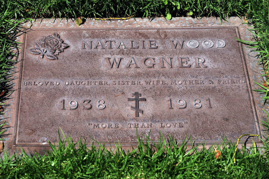 NATALIE WOOD: Todo lo que rodea a la muerte de Natalie Wood, la popular actriz de 'Rebelde sin causa' y 'West Side Story', es un misterio. Uno de los más famosos de Hollywood. Ocurrió en 1981, durante un viaje en barco con su marido, el actor Robert Wagner. La versión oficial dice que la actriz se cayó por accidente del yate en el que viajaban y se ahogó. La familia nunca creyó esa versión. Su cuerpo descansa en el cementerio Westwood Village Memorial Park de Los Angeles, en California.