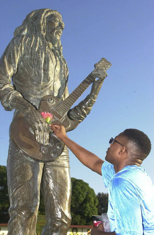 BOB MARLEY: Los restos del cantante descansan en la casa donde nació, un edifico que fue declarado Monumento Nacional por el gobierno de Jamaica. La pequeña población de Nine Miles se ha convertido con los años en una zona de peregrinación para todos sus seguidores. 