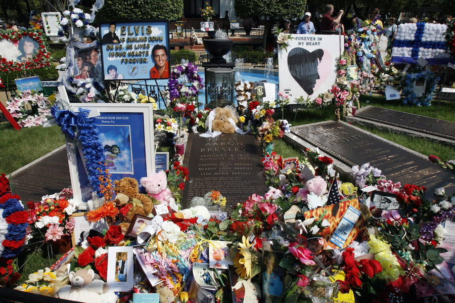 ELVIS PRESLEY: La de Elvis Presley es, sin duda alguna, una de las tumbas más visitadas del mundo. Sus restos, primero, fueron llevados al cementerio de Forest Hills en Memphis (Tennessee), para después trasladarlos definitivamente a Graceland, la mítica mansión donde vivió el cantante, debido a un intento frustrado de robo. Se estima que más de 600.000 personas visitan sus restos al año.