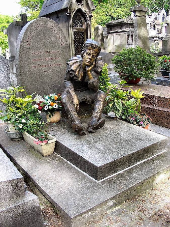 VASLAV NIJINSKY: Un gran arlequín de bronce se sienta sobre la tumba del bailarín ruso Vaslav Nijinsky, que se encuentra en el cementerio de Montmartre, en París. La estatua luce el mismo vestido que llevó el famoso artista en el ballet 'Petrouchka'.