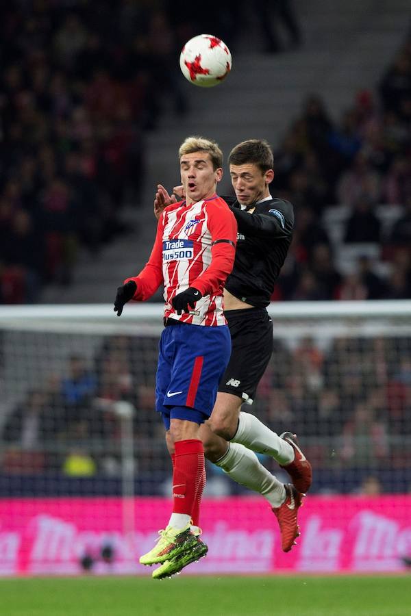 El Atlético se adelantó por mediación de Diego Costa, pero un autogol de Moyá y otro tanto de Correa dieron la victoria al equipo de Montella en la ida de cuartos de Copa del Rey.