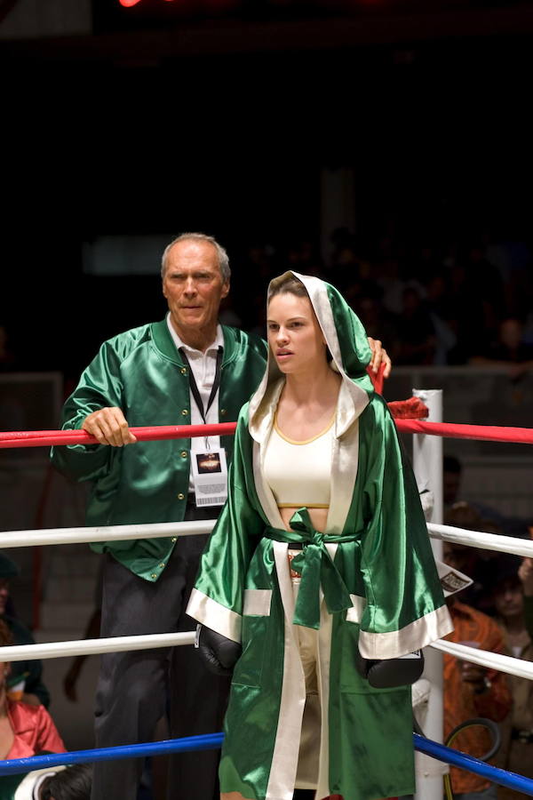 3. 'MILLION DOLLAR BABY' (2004): "Otro rasgo distintivo del Eastwood director son las relaciones paterno-filiales entre personajes sin parentesco. De eso va Million Dollar Baby: la extraordinaria historia de amor entre un viejo entrenador de boxeo y la hija que nunca tuvo. Magnífica y sobrecogedora", dice.