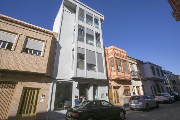 Fachada de la residencia donde se produjo el incendio. 