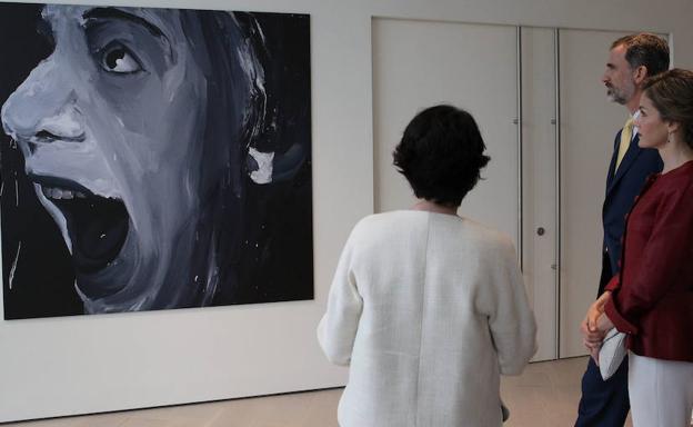 Los reyes de España observan una de las obras expuestas en la inauguración del Centro Botín. 