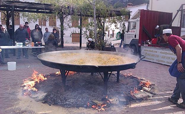 Paella gigante organizada durante las Hogueras de San Antón en Sot de Chera.